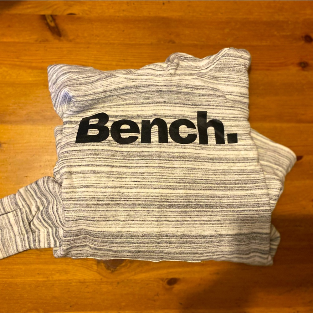 Women’s medium bench sweater
